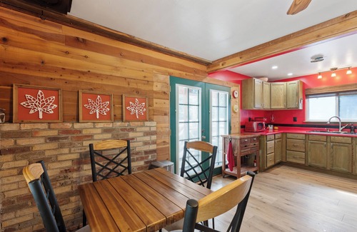 Duck Creek Village Cabin | Cozy Cabin & Hot Tub Pet Friendly with AC and Fast WiFi in Duck Creek Village