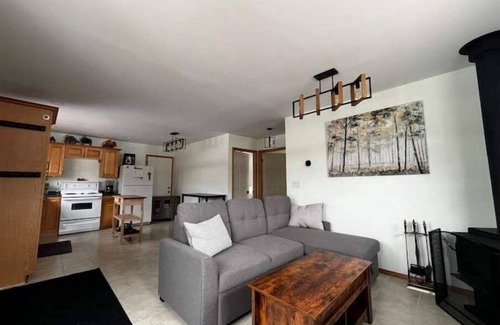 Medicine Hat Cabin | Cozy cabin in charming Cypress Hills with WiFi
