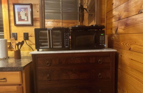 Azle Cabin | Cozy cabin in delightful Azle with WiFi, AC