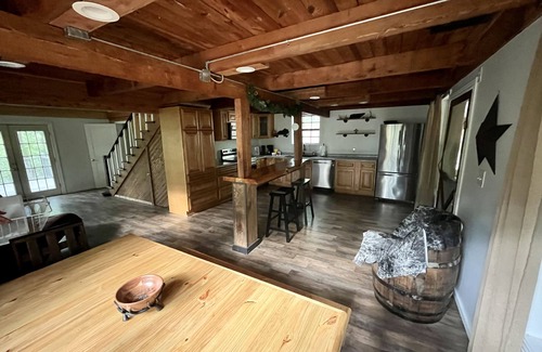 Murray Cabin | Cozy Cabin in the hills of Kentucky Lake. Family getaway or relaxing escape!