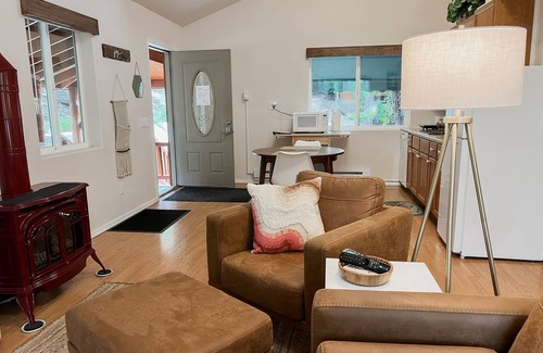 Prescott Cottage | Cozy Cabin just 5 minutes from Lynx Lake