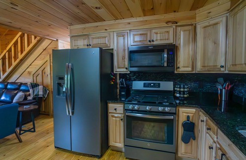 Cleveland Cabin | Cozy Cabin Minutes to Helen and best hiking trails in the area! Pet Friendly!