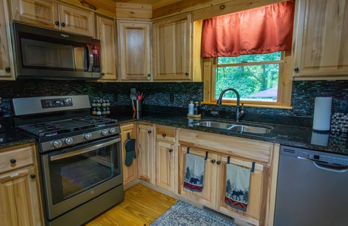 Cleveland Cabin | Cozy Cabin Minutes to Helen and best hiking trails in the area! Pet Friendly!