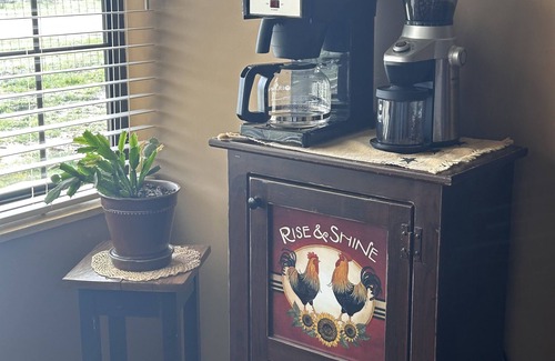 Palo Pinto Cabin | Cozy cabin that sleeps 6 with AC and WiFi on beautiful Palo Pinto lake.
