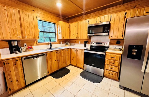 Murfreesboro Cabin | Cozy cabin w/private pond & firepit. 3 miles to lake & 12 to Crater of Diamonds