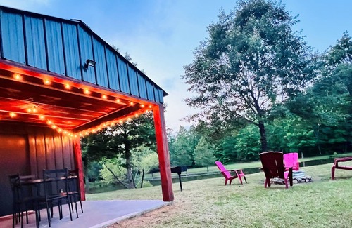 Murfreesboro Cabin | Cozy cabin w/private pond & firepit. 3 miles to lake & 12 to Crater of Diamonds