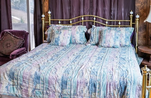 Hot Springs Cabin | Cozy cabin with 1 bedroom and WiFi, AC in charming Hot Springs. on Lake Hamilton