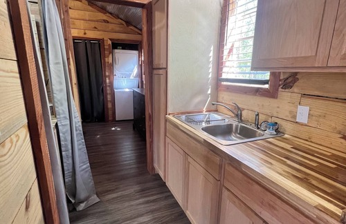 Murfreesboro Cabin | Cozy cabin with AC and WiFi in delightful Murfreesboro