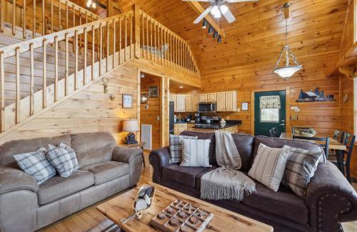 Gatlinburg - Pigeon Forge House | Cozy Cabin with views, hot tub, fishing pond, and game room