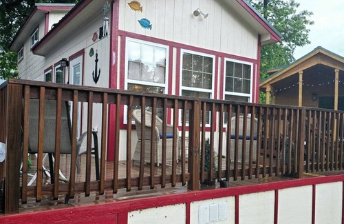 Willis Cabin | Cozy cabin with WiFi and AC in peaceful Willis just a few steps from the lake