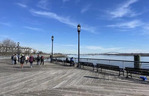 Elizabeth Apartment | Cozy Cafe, Walk to The Mall, 30min to NYC & 5min to EWR