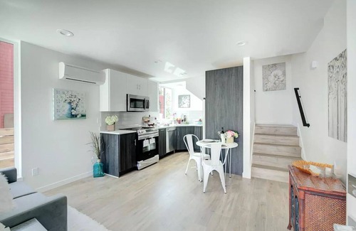 Broadway House | Cozy Cap Hill Townhome 2bed/2bath with stunning views from rooftop