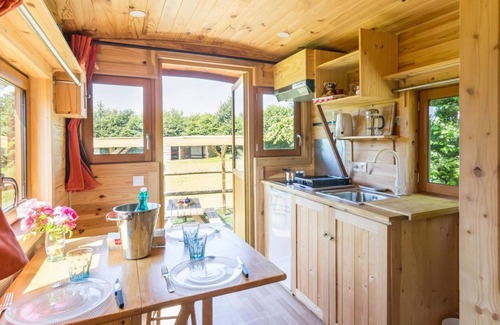 La Chapelle-Cecelin Apartment | Cozy caravan in nature with wifi and close to horses