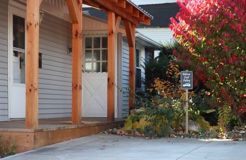 Bellville Cottage | Cozy Carriage House with an Urban Cabin Ambiance