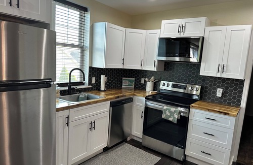 The Gate Apartment | Cozy Carriage House with WiFi, AC & free garage parking near downtown St. Louis