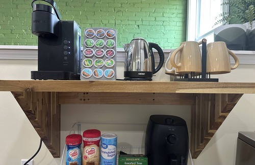 The Gate Apartment | Cozy Carriage House with WiFi, AC & free garage parking near downtown St. Louis