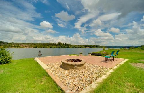 Cottonwood Shores Apartment | Cozy Casita and Cabana on Lake Marble Falls!