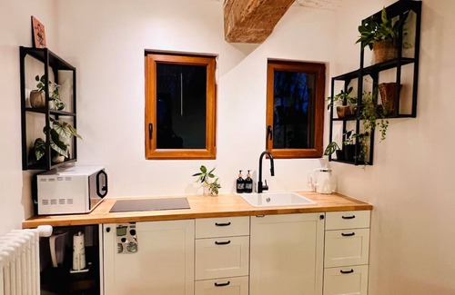 Corne Cottage | Cozy Castle Style Gîte Pond View