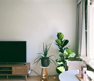 Ullanlinna Apartment | Cozy central flat next to tram and bus stations