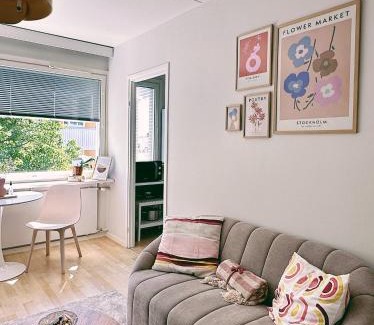Ullanlinna Apartment | Cozy central flat next to tram and bus stations