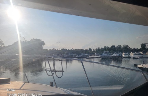 Old Montreal Boat Rental | Cozy chalet boat in the heart of Montreal
