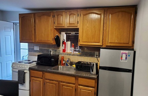 Cedarhurst Cottage | Cozy, Charming and Private Guest House Near JFK, LIRR, NYC!