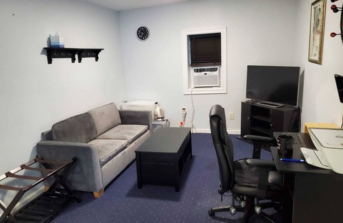 Cedarhurst Cottage | Cozy, Charming and Private Guest House Near JFK, LIRR, NYC!