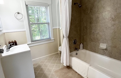 Bogota Apartment | Cozy Clean Apartment, 20 Minutes to NYC