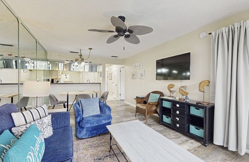 Panama City Beach Condo | Cozy coastal condo with shared pool, golf nearby and beach access