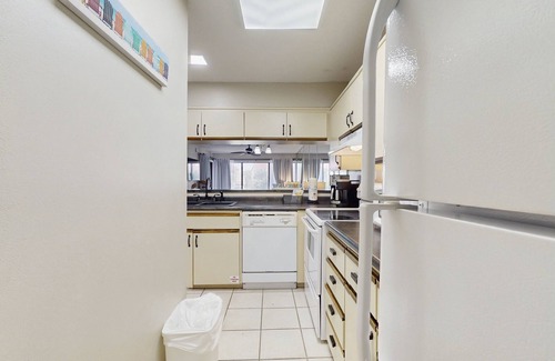 Panama City Beach Condo | Cozy coastal condo with shared pool, golf nearby and beach access