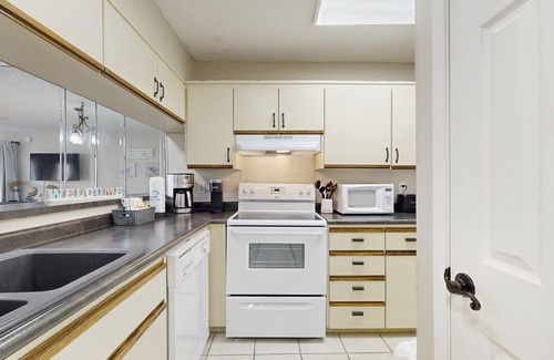 Panama City Beach Condo | Cozy coastal condo with shared pool, golf nearby and beach access