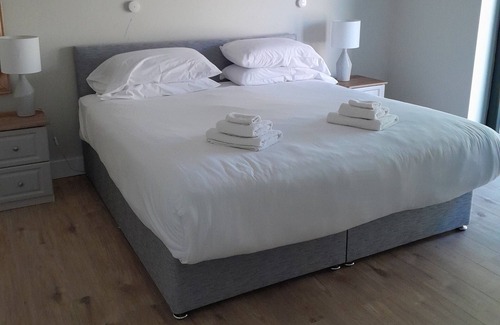 Roundwood Cottage | Cozy, comfortable cottage on an alpaca farm