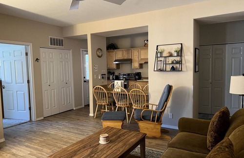 Sunriver Condo | Cozy Condo - 20 Minutes from Mt Bachelor-Hot Tub & Seasonal Heated Pool