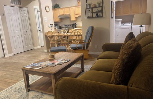 Sunriver Condo | Cozy Condo - 20 Minutes from Mt Bachelor-Hot Tub & Seasonal Heated Pool