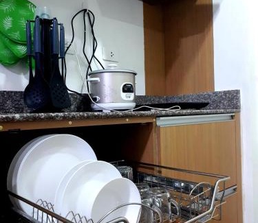 Mactan Export Processing Zone Apartment | Cozy condo unit 5mins from Mactan Cebu Int'l Airport with Netflix