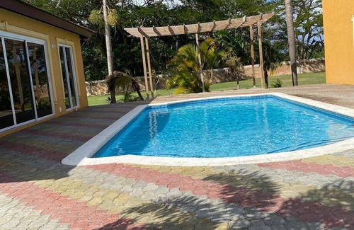 Runaway Bay Apartment | Cozy, convenient, kid friendly apartment, 5 mins walk from beach a