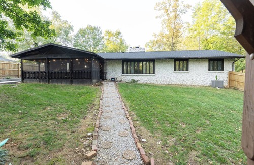 Inglefield House | Cozy Cottage, 3 mins from EVV, fenced yard