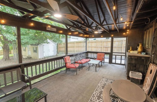 Inglefield House | Cozy Cottage, 3 mins from EVV, fenced yard