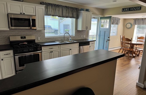 Tawas City Cottage | Cozy cottage located in downtown east tawas