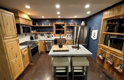 Snowshoe Cabin | Cozy Cottage - Minutes from Snowshoe Ski Resort!