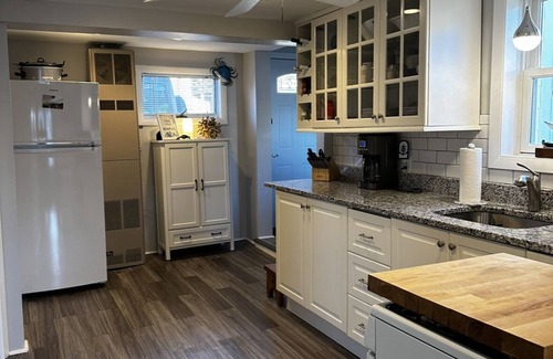 Breakwater Village Cottage | Cozy Cottage - Ocean Views- Steps away from private beach