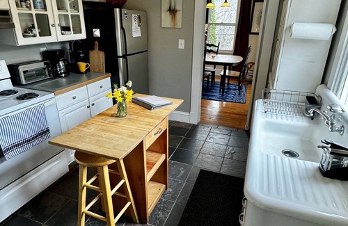 Warm Springs Cottage | Cozy cottage on the hill in the heart of Warm Springs.