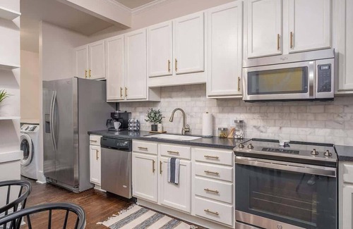 Savannah Victorian District House | Cozy Cottage Retreat| Parking and Private Patio