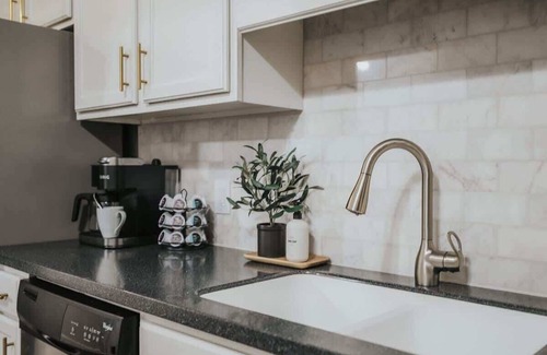Savannah Victorian District House | Cozy Cottage Retreat| Parking and Private Patio
