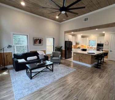 Cedar Creek House | Cozy Cottage Retreat in Nature