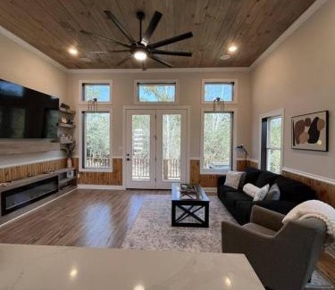 Cedar Creek House | Cozy Cottage Retreat in Nature