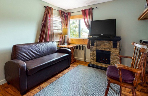 Thornton Cabin | Cozy cottage with WiFi, kitchenette, pool & peaceful acreage
