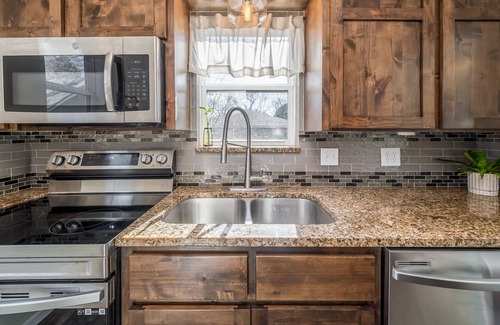 Wichita Cottage | Cozy Cottage within minutes of the airport, Zoo, and restaurants.