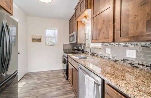 Wichita Cottage | Cozy Cottage within minutes of the airport, Zoo, and restaurants.