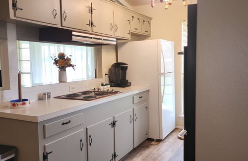 Iowa Colony House | Cozy Country Gateway